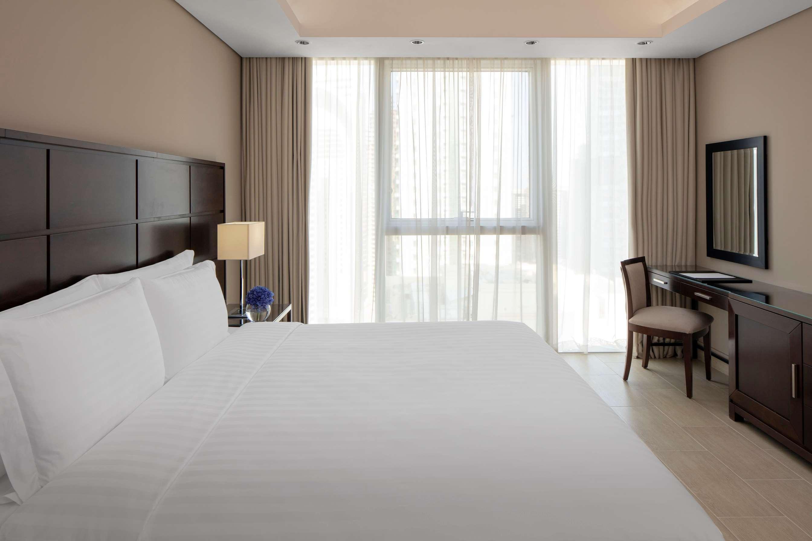Dusit Doha Hotel Экстерьер фото A bedroom at the hotel