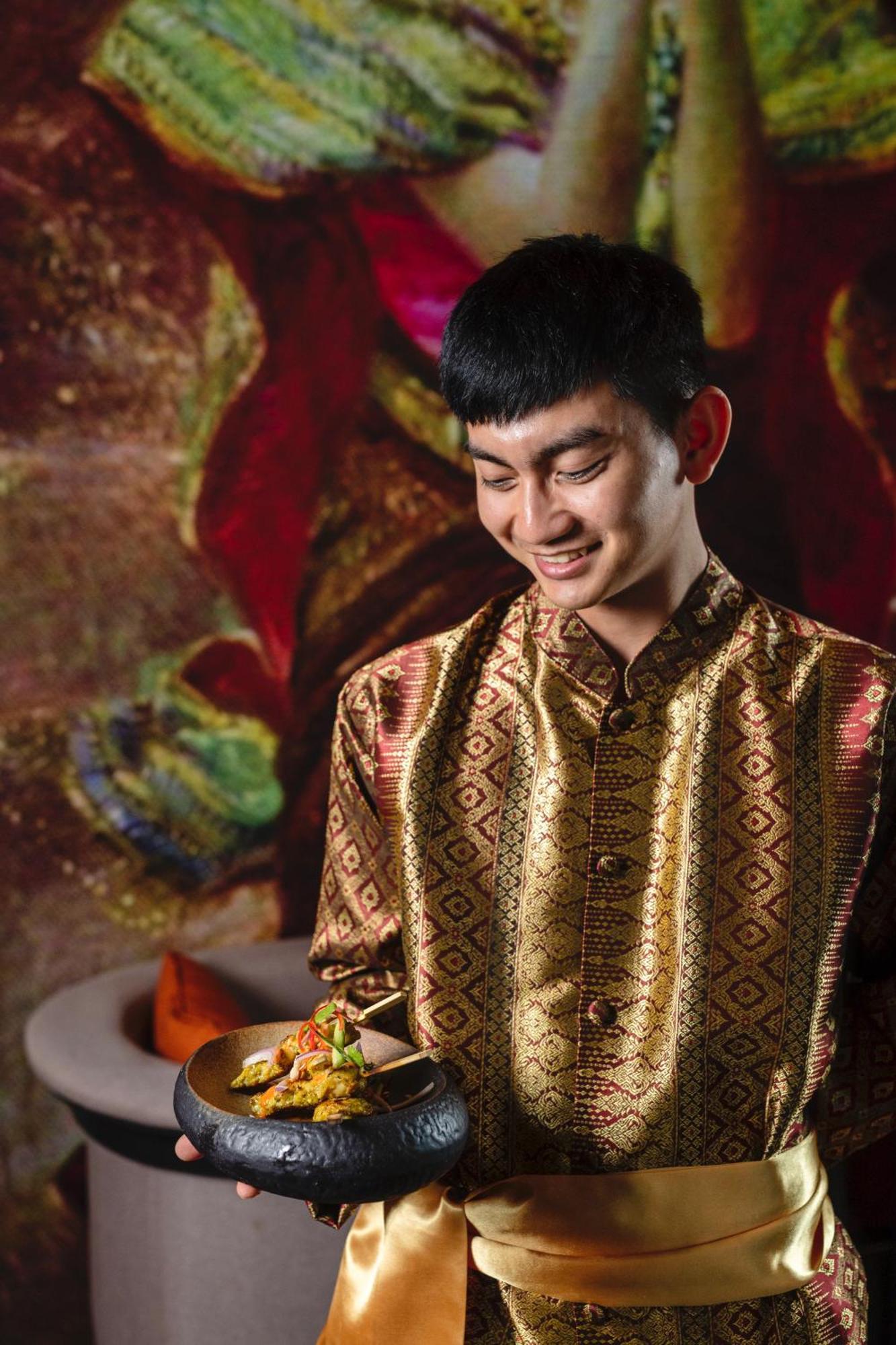 Dusit Doha Hotel Экстерьер фото A Thai man wearing a Thai shirt