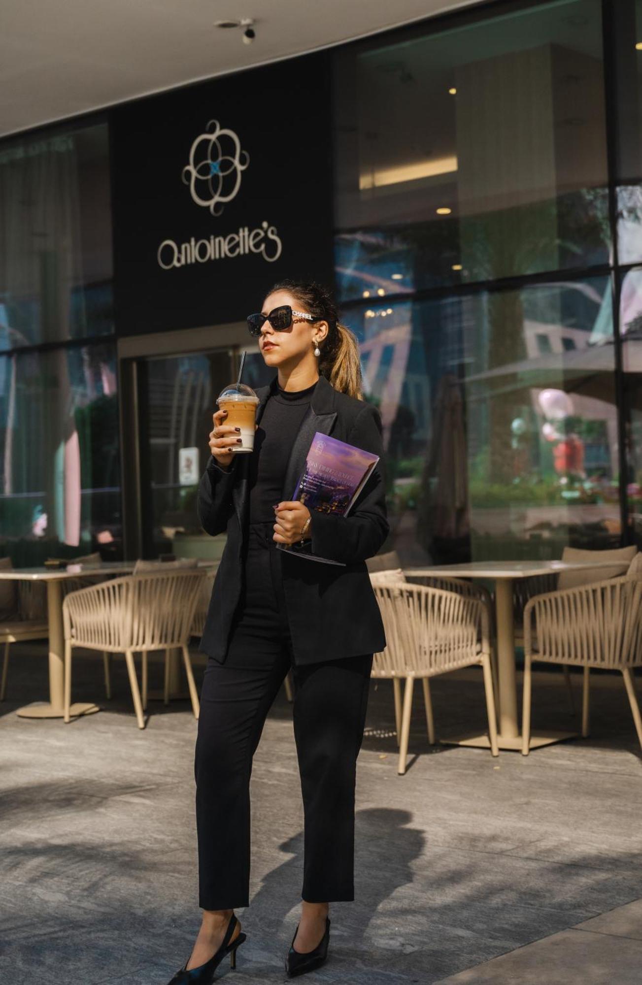 Dusit Doha Hotel Экстерьер фото A woman wearing a blazer