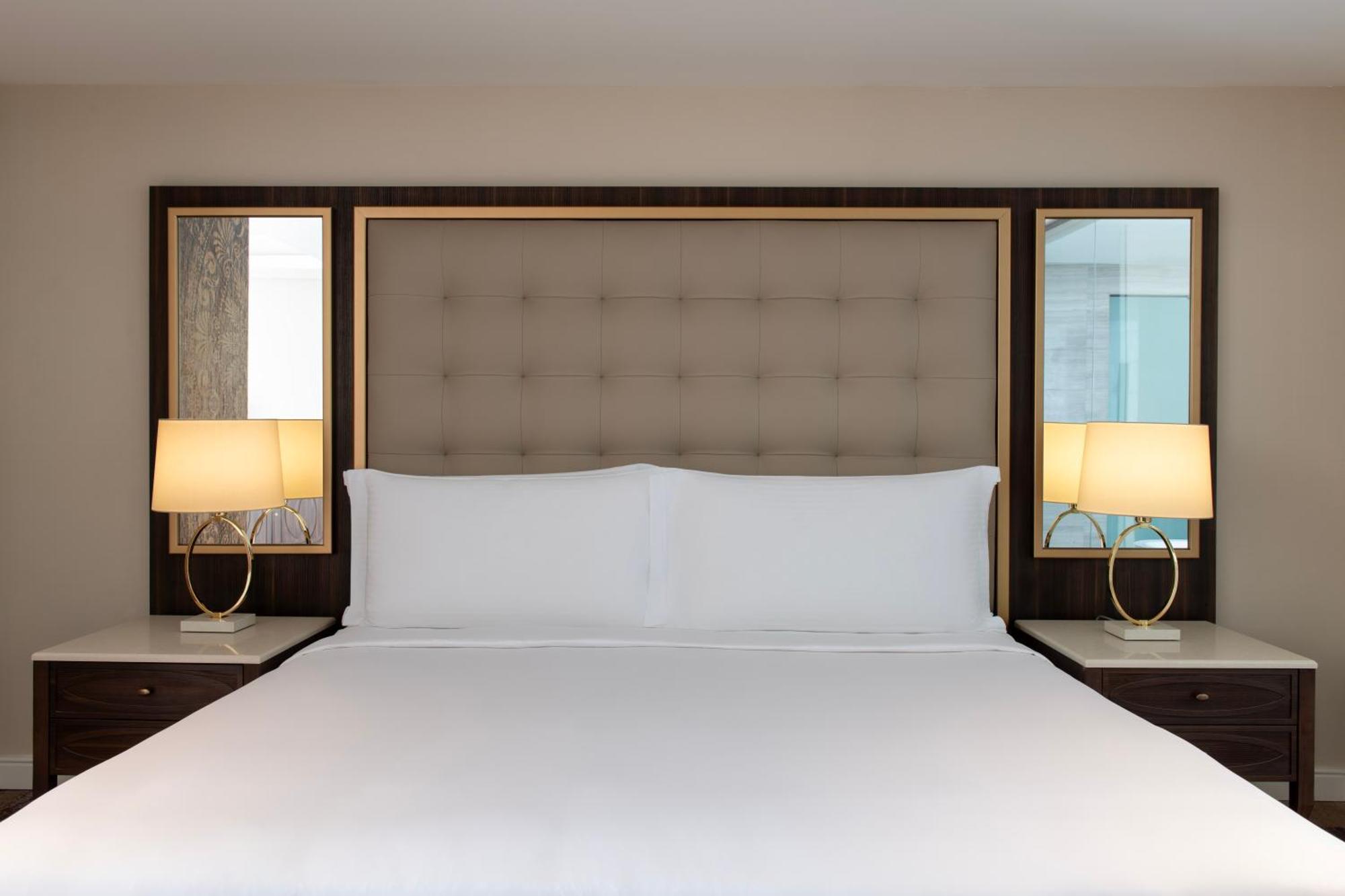 Dusit Doha Hotel Экстерьер фото A bedroom at the Conrad Dubai