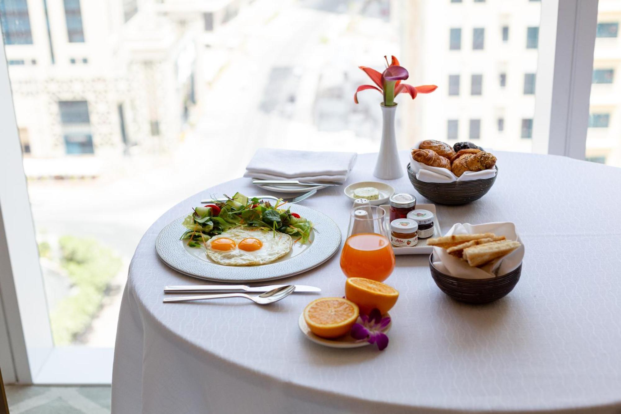Dusit Doha Hotel Экстерьер фото Room service