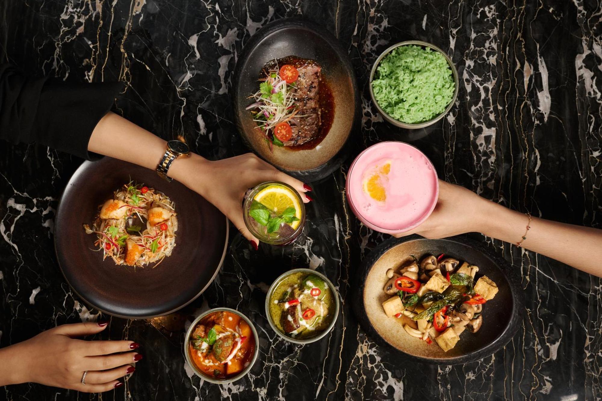 Dusit Doha Hotel Экстерьер фото Dishes at the restaurant