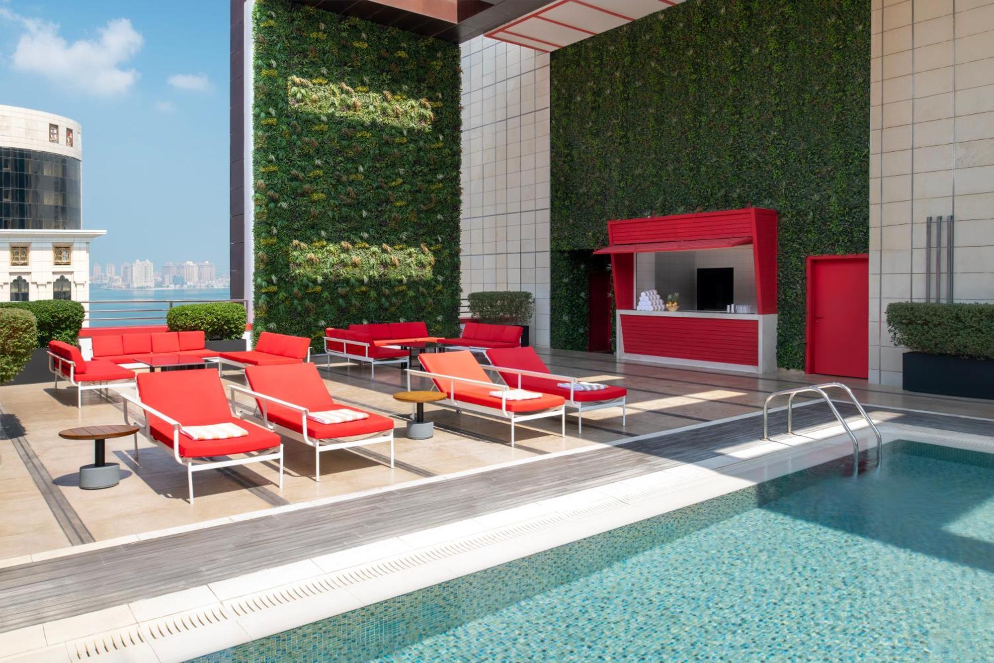 Dusit Doha Hotel Экстерьер фото The rooftop pool at The Hari