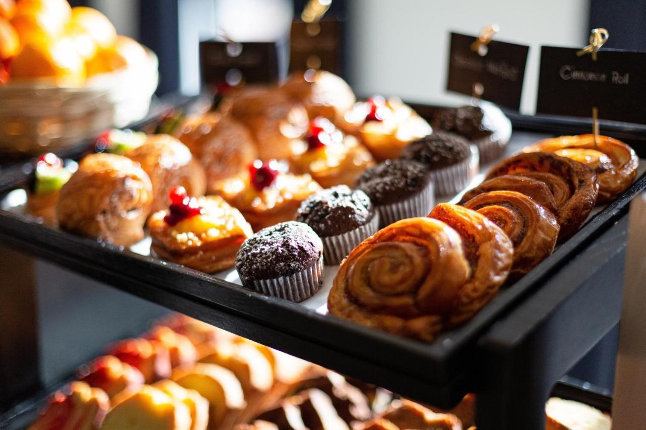 Dusit Doha Hotel Экстерьер фото A selection of pastries
