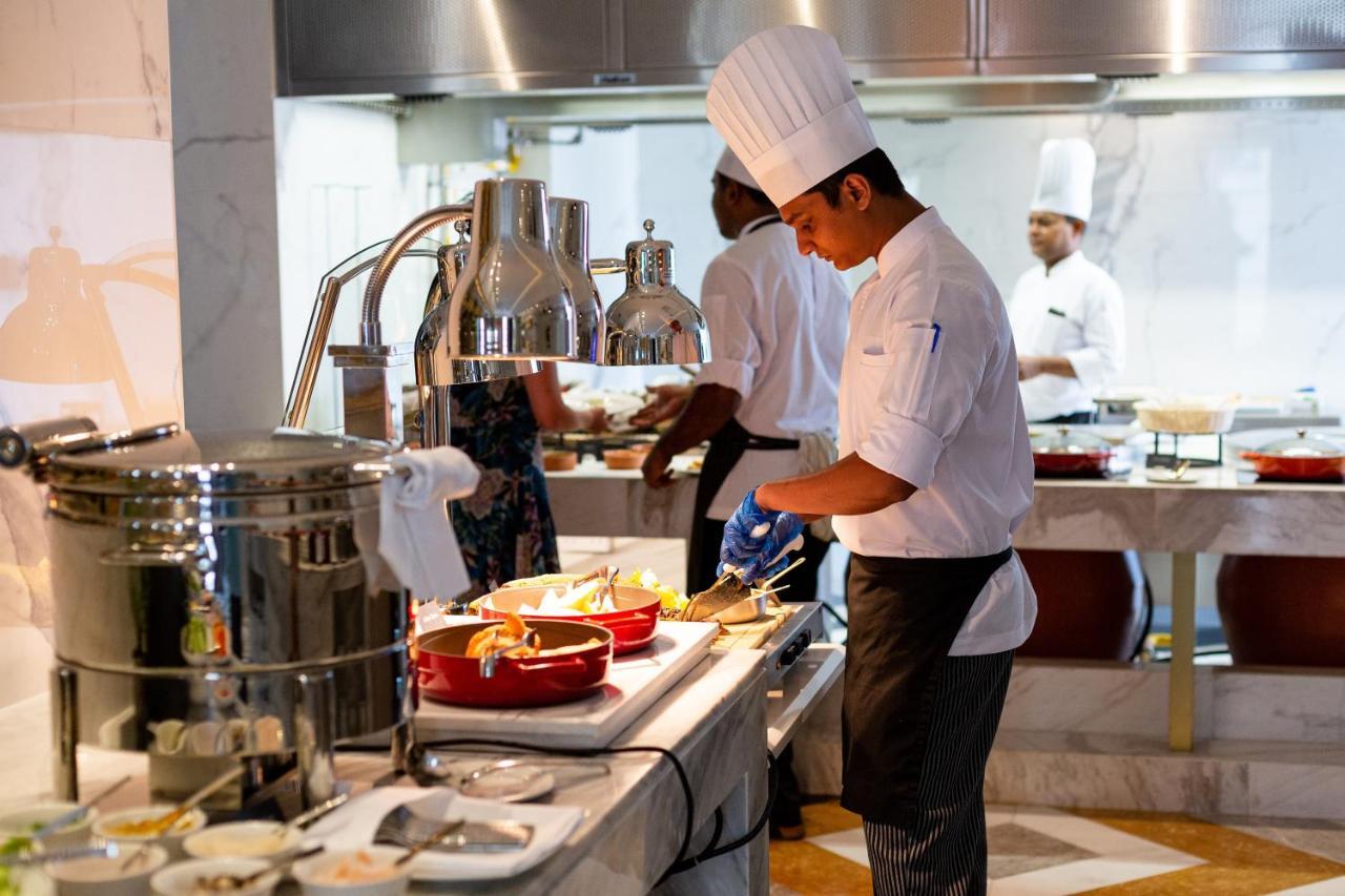 Dusit Doha Hotel Экстерьер фото A chef at work